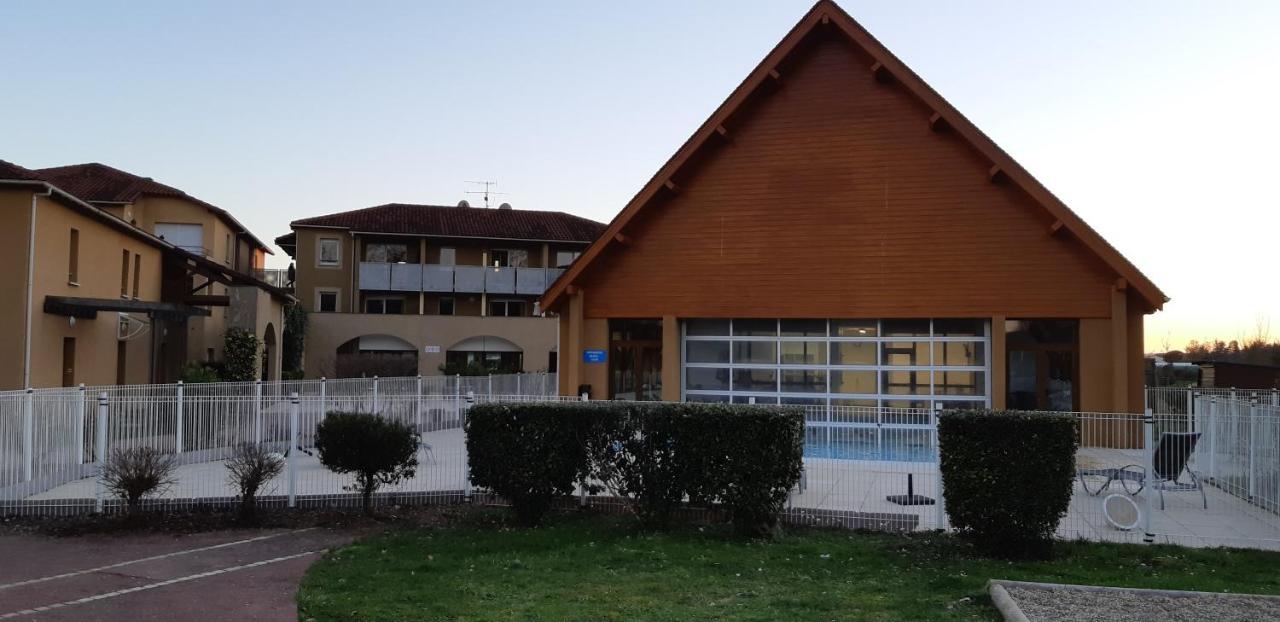 Charmant Logement Avec Piscine Bergerac Luaran gambar